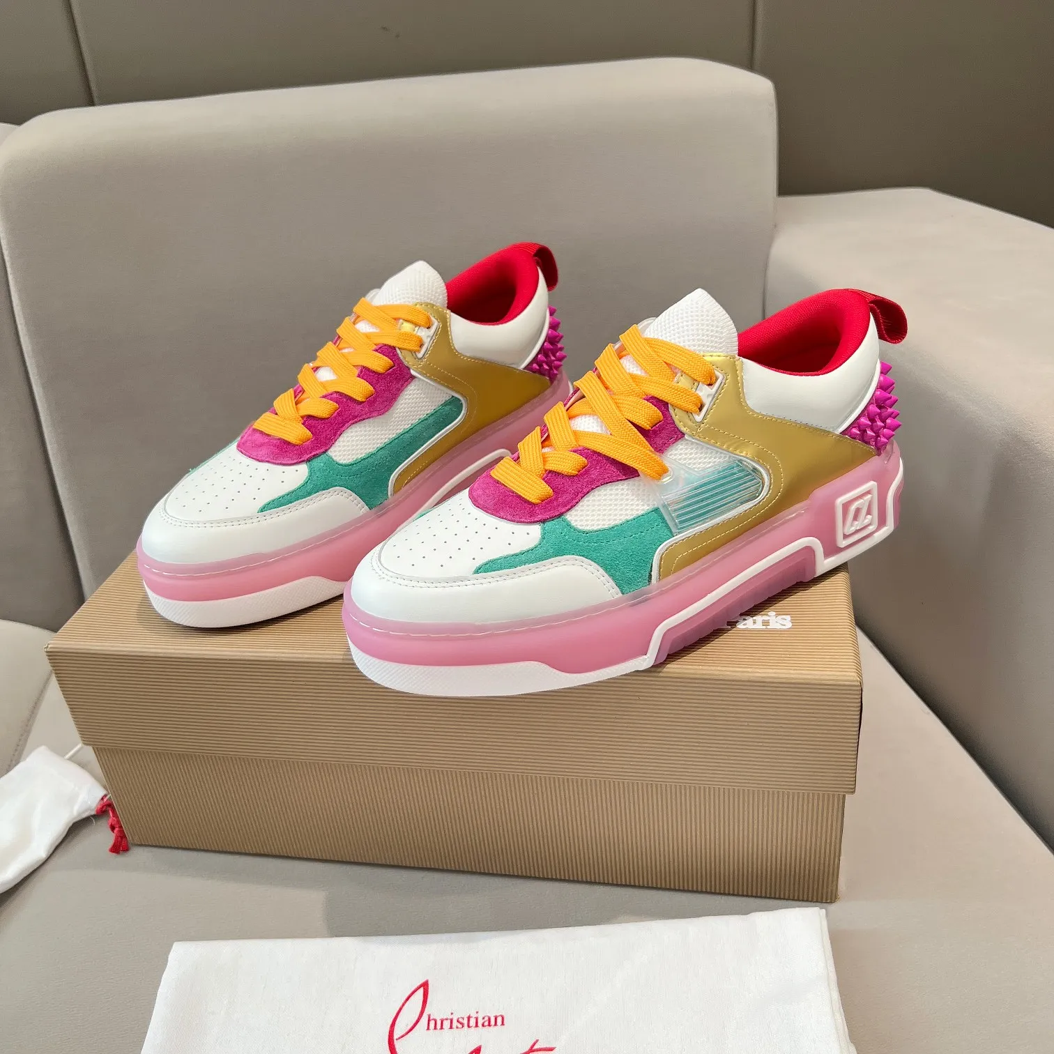 Men's shoes 💰700 🌹🌹🌹̋ Wang Junkai Yang Mi Xu Kai Zhang Jingyi Ding Chengxin Chen Muchi Wang Ziyi Same style Christian Louboutin 2024 [New product] ASTROLOUBI unisex thick-soled sports shoes red-soled shoes perfectly integrate fashion and sports, The fabrics are made of luxurious calfskin, soft suede, smooth satin and laminated leather, and the back is decorated with classic rivets. The interior is blended with a knitted tongue for added durability, breathability and quick-drying comfort. The outsole is made of a combination of EVA foam and imported rubber, and the colorful CL iconic letters on the side of the outsole show the brand's unique style. It is a ceiling-level comfortable skate shoe! ! !  Men's size 39--45. Women's size 35--40